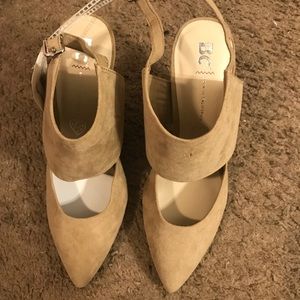 NWT born in California heels size 7